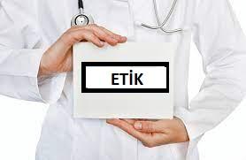 Omuzlarından aşağısını ve belden yukarısını gördüğümüz beyaz doktor önlüklü ve steteskoplu birisi iki eliyle üzerinde etik yazan bir kağıt tutuyor.