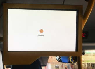 Bir otobüse ait araç içi anons ekranı, ekranda daire şeklinde küçük bir simge ve altında loading yazıyor.