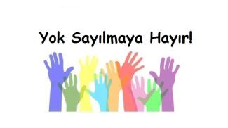 Beyaz bir zemin üzerinde farklı renklerle yan yana sıralanmış kimisi daha yukarıda kimisi daha aşağıda tüm parmakları açık ve yukarı bakar şekilde duran eller. Üzerinde büyük siyah harflerle yok sayılmaya hayır yazıyor.
