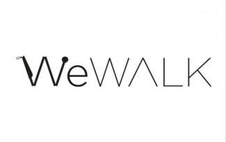 WeWalk logosu. Beyaz zemin üzerinde siyah harflerle bitişik olarak WeWALK yazıyor. We kelimesi kalın yazılmış ve W harfi bir görme engelli baston çiziminin katlama yerlerinden kıvrılmasıyla oluşturulmuş.